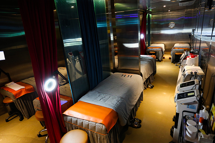 HERNE Clinic treatment room